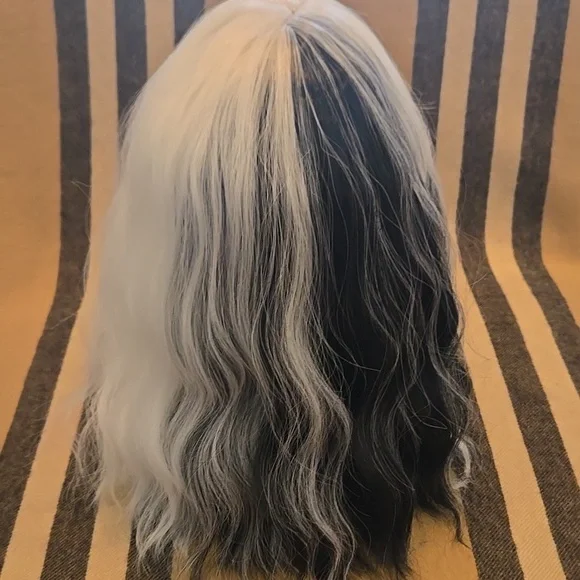 Cruella De VIL Black and White Hair Wig NWOT - Picture 5 of 7